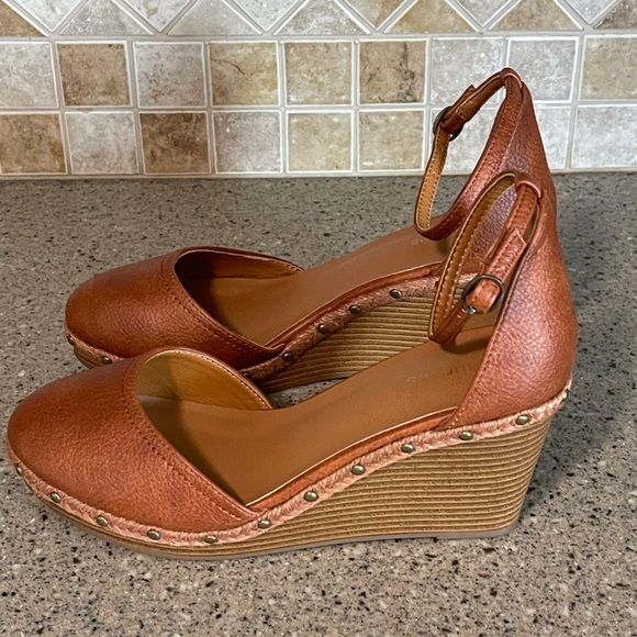 Maurice’s Bella  Brown Studded Closed Toe Wedge Heel Ankle Strap Size 9.5 in - Picture 3 of 9
